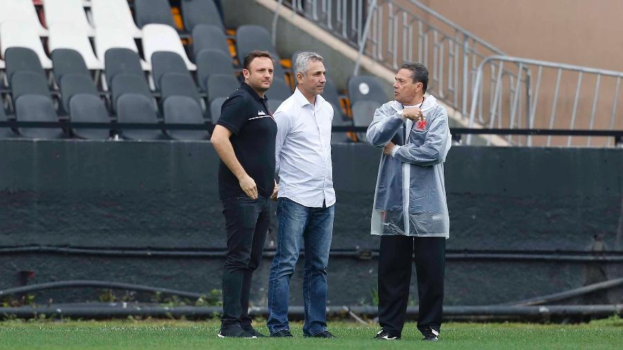 André Mazzuco (diretor executivo), Alexandre Campello (presidente) e Luxa conversam durante treino do Vasco - Rafael Ribeiro / Vasco