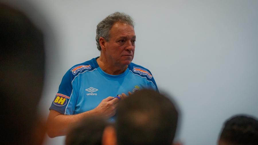 Abel Braga, técnico do Cruzeiro, terá que lidar com a difícil situação da equipe em 2019 - Vinnicius Silva/Cruzeiro