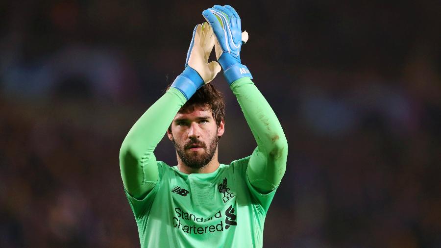 Alisson cumprimenta torcida após vitória do Liverpool sobre o Genk - Catherine Ivill/Getty Images