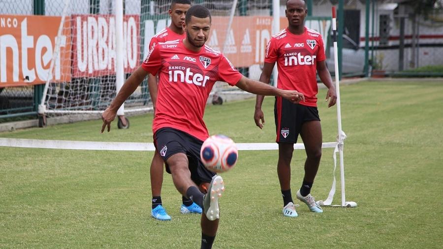 Fabinho em ação durante treino do São Paulo em janeiro - Rubens Chiri/saopaulofc.net