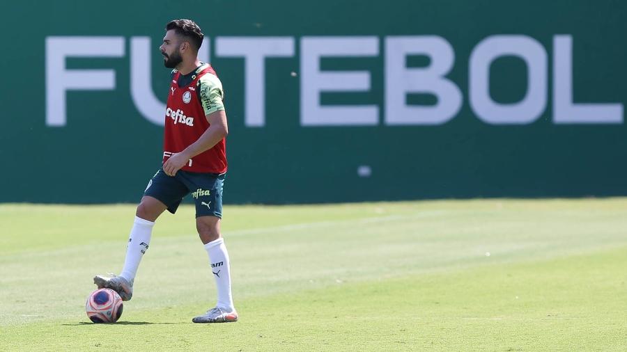 Bruno Henrique domina a bola durante o treino do Palmeiras realizado em março - Cesar Greco/Ag. Palmeiras