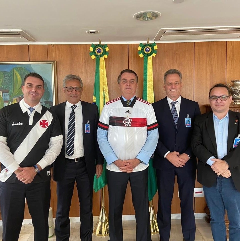 TV Brasil transmite jogo de futebol com Bolsonaro em campo