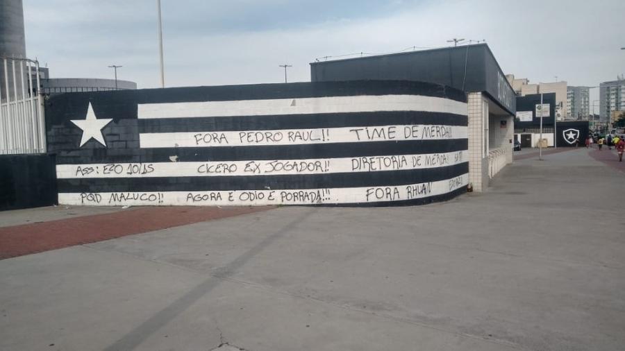 Muro do Nilton Santos é pichado com críticas à diretoria e elenco do Botafogo - Reprodução