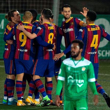 Jogadores do Barcelona comemoram gol de Dembélé - Enric Fontcuberta/EFE