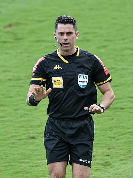 O árbitro Flávio Rodrigues de Souza durante a partida entre Vasco e Internacional, em São Januário, pelo Brasileirão 2020 - Thiago Ribeiro/AGIF