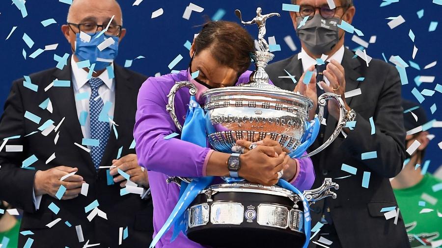 Rafael Nadal com o troféu do ATP 500 de Barcelona em 2021 - Divulgação/ATP