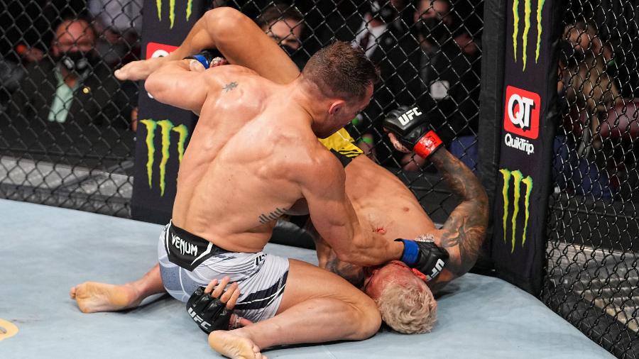 Michael Chandler acerta golpes em Charles do Bronx, durante luta no UFC 262 - Josh Hedges/Zuffa LLC