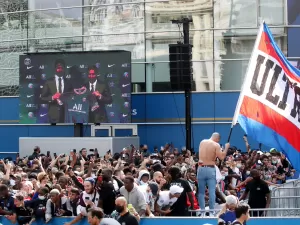 PSG é punido com fechamento parcial do estádio por cantos homofóbicos