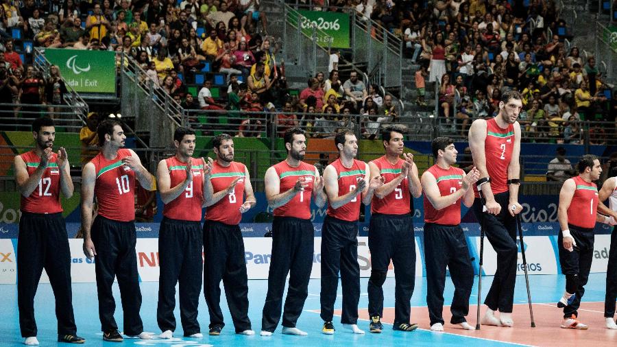 O jogador Morteza Mehrzadselakjani com a seleção iraniana de vôlei sentado durante apresentação nas Paralimpíadas do Rio-2016 - YASUYOSHI CHIBA/AFP