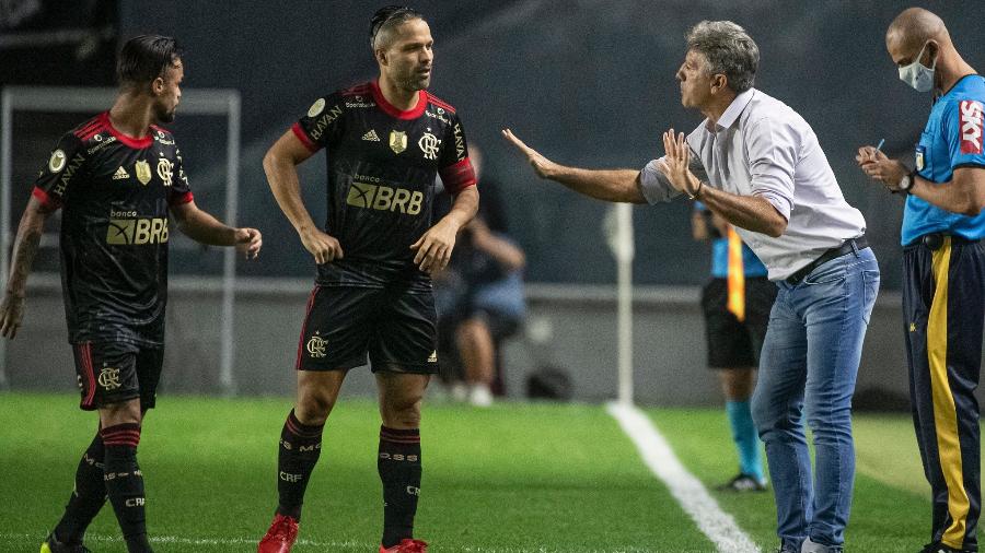 Renato Gaúcho orienta Diego e Michael durante Santos x Flamengo na Vila Belmiro - Alexandre Vidal