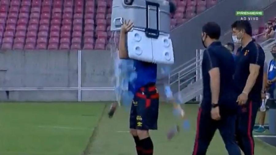 Hernanes, meia do Sport, virou cooler com gelo na própria cabeça após levar cartão amarelo - Reprodução/Premiere