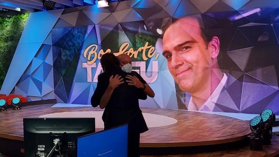 Escobar abraça Tadeu no estúdio do Fantástico, na Rede Globo - Reprodução/Instagram