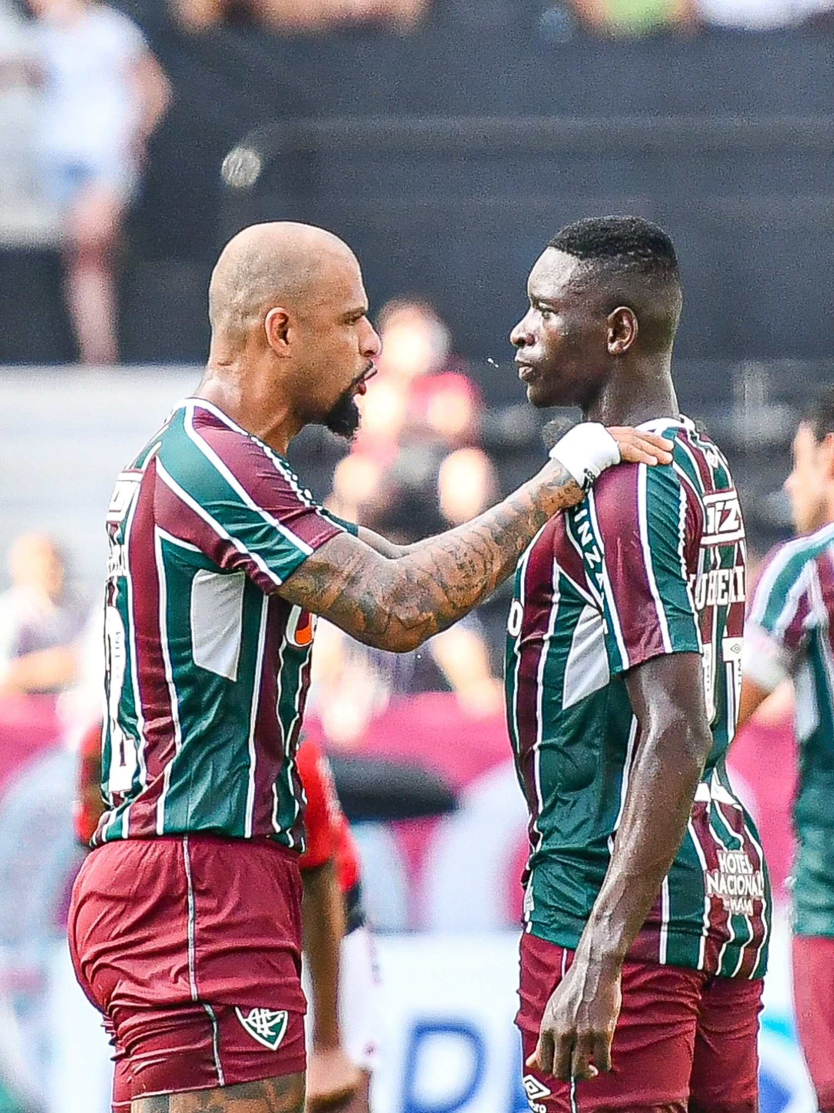 Fluminense marca no fim e vence Flamengo em clássico de muita confusão -  06/02/2022 - UOL Esporte