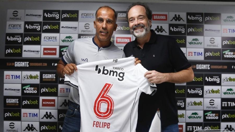 Técnico do Bangu, Felipe recebe camisa personalizada do vice-presidente geral do Vasco, Carlos Osório - Rafael Ribeiro / Vasco