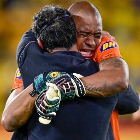 Jailson comemora e chora abraçado ao técnico Marquinhos Santos após classificação do América-MG - Reprocução/Twitter