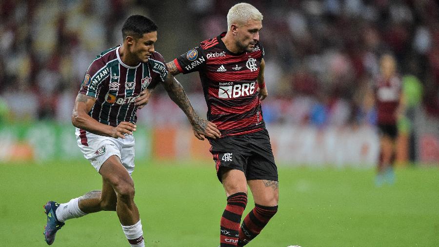 Cris Silva, jogador do Fluminense, disputa lance com Arrascaeta, do Flamengo - Thiago Ribeiro/Thiago Ribeiro/AGIF