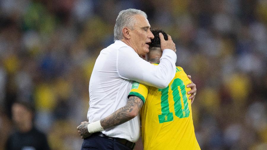 Tite abraça Neymar durante a vitória do Brasil sobre o Chile - Lucas Figueiredo/CBF