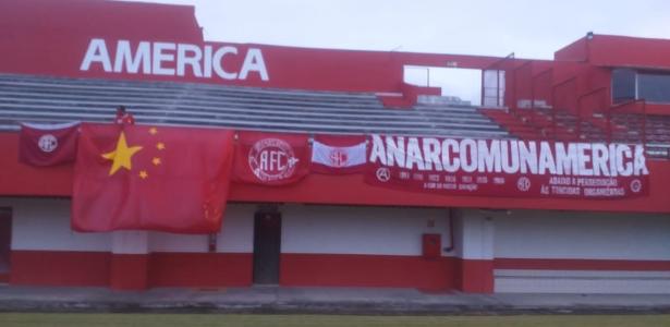 Torcida AnarcomunAmerica, de torcedores anarquistas e comunistas do America Football Club