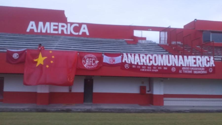 Torcida AnarcomunAmerica, de torcedores anarquistas e comunistas do America Football Club - Reprodução/Facebook AnarcomunAmerica