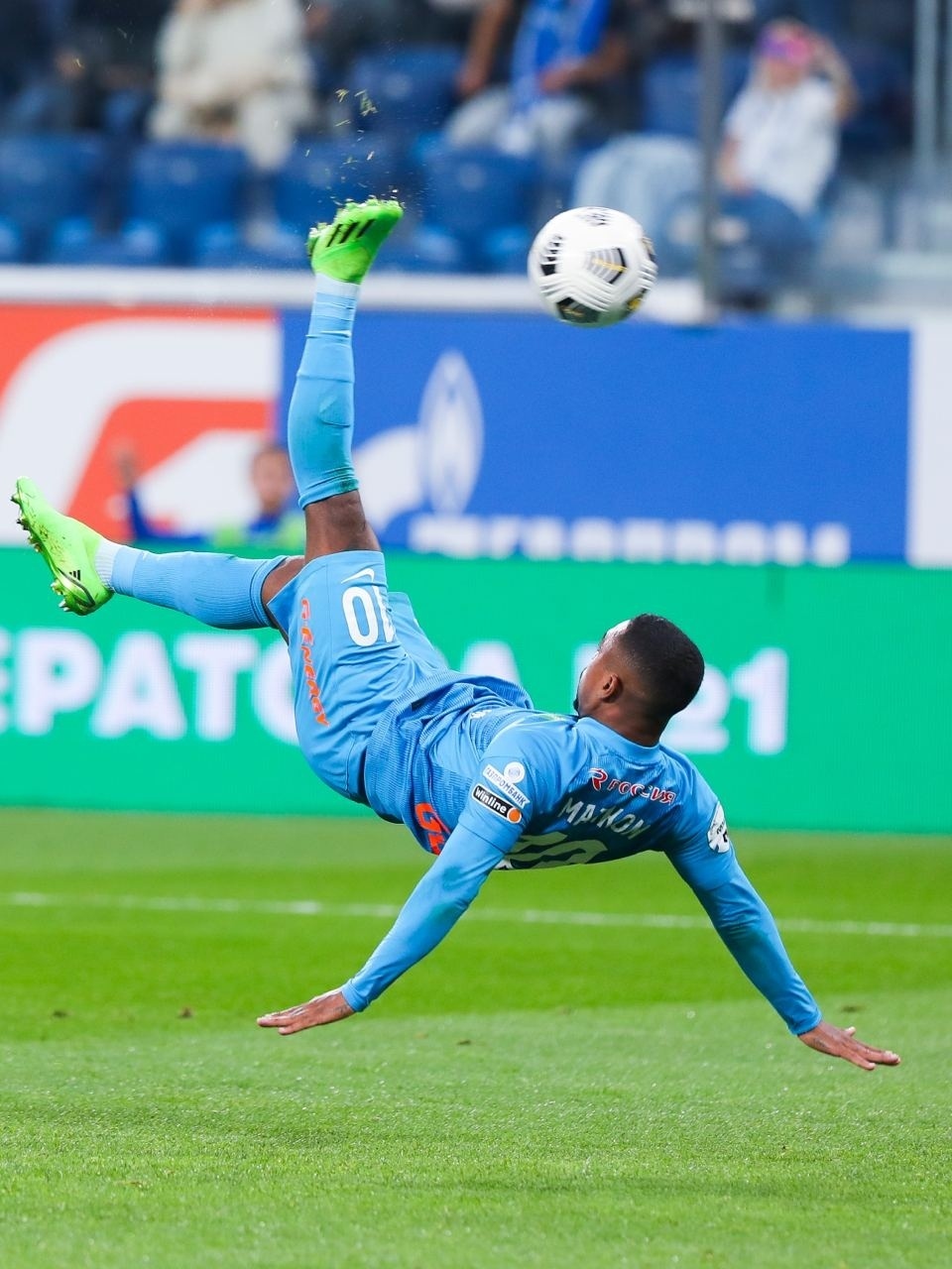 Zenit é campeão russo com goleada, pintura de Malcom, estádio