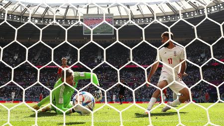 No apagar das luzes, Irã vence País de Gales e segue vivo na Copa