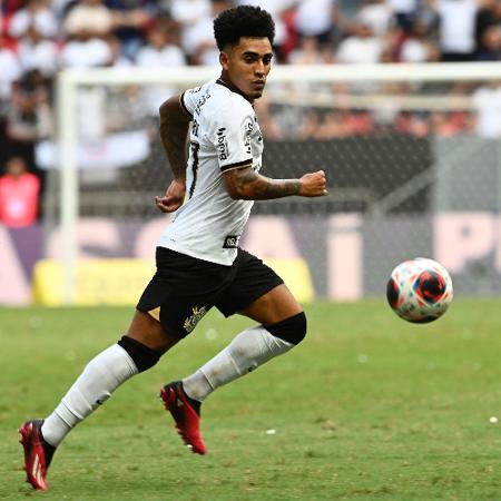 Du Queiroz, do Corinthians, durante partida contra o Portuguesa no Paulista