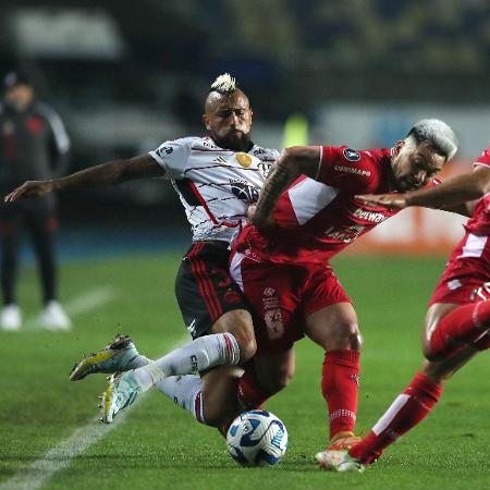 Arturo Vidal, do Flamengo, disputa a bola no jogo contra o Ñublense, pela Libertadores - Ivan Alvarado/Reuters