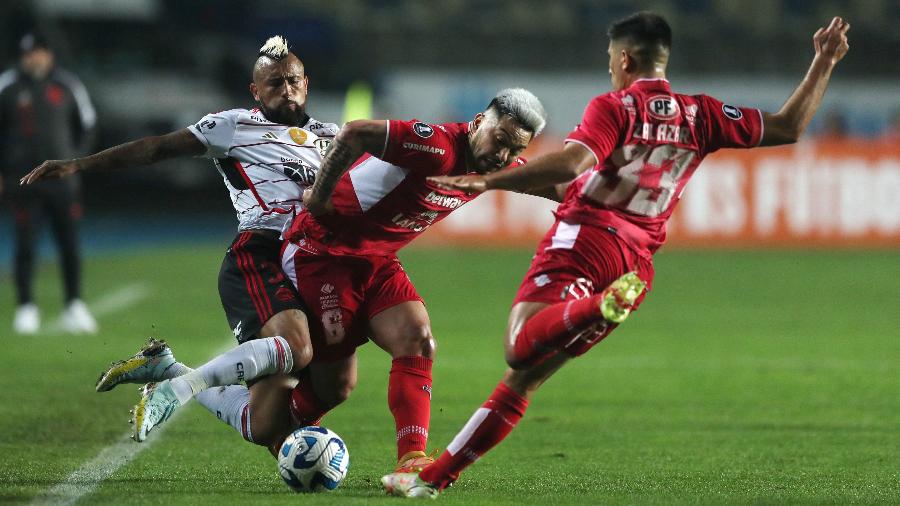 Arturo Vidal, do Flamengo, em ação no jogo contra o Ñublense, pela Copa Libertadores - Ivan Alvarado/Reuters