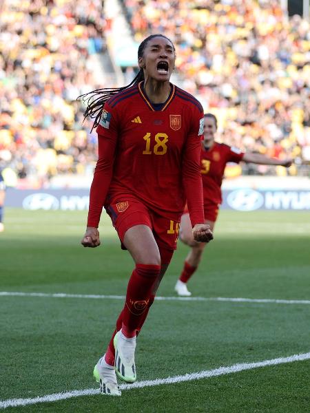 Salma Paralluelo celebra seu gol marcado pela Espanha contra a Holanda nas quartas da Copa feminina