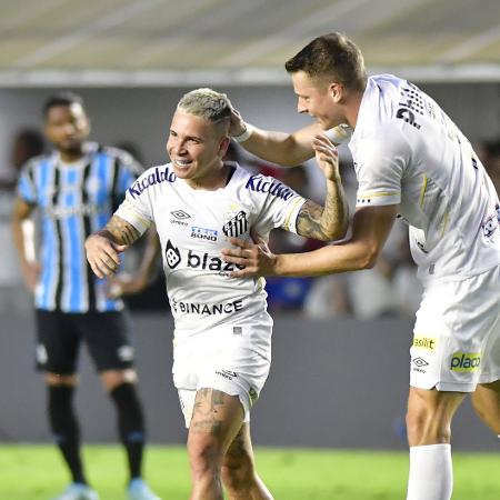 Furch, do Santos, comemora seu gol com Soteldo no jogo contra o Grêmio, pelo Brasileirão