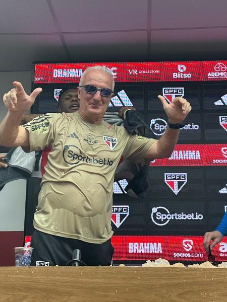  Dorival Júnior levou banho de jogadores do São Paulo em coletiva após o título da Copa do Brasil