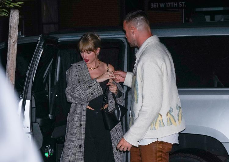 Taylor Swift e Travis Kelce chegam juntos em festa