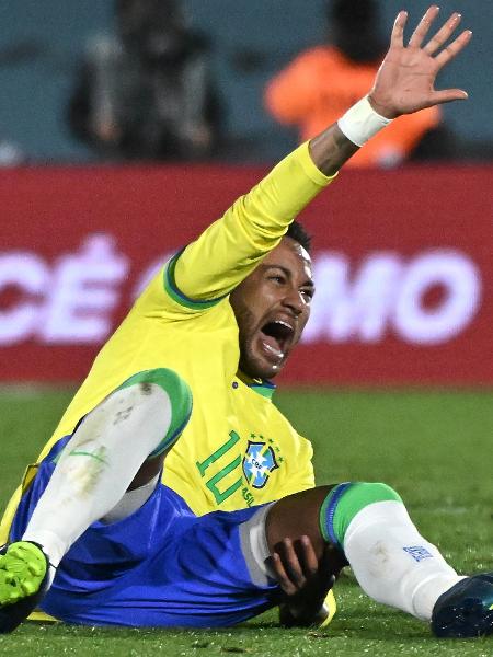 Neymar sofreu uma torção no joelho esquerdo no jogo do Brasil contra Uruguai, pelas Eliminatórias