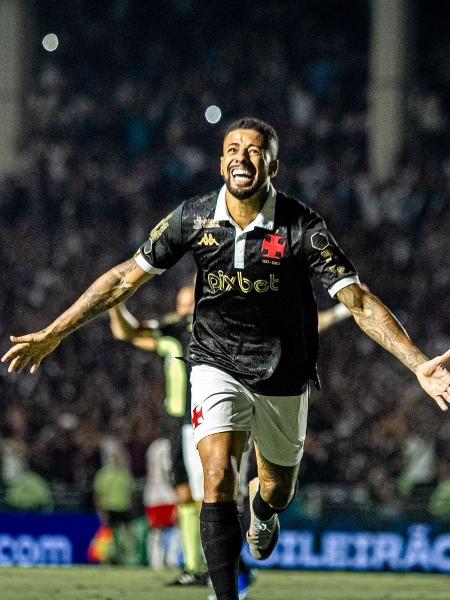 Paulinho, do Vasco, celebra seu gol contra o Bragantino, pelo Brasileirão