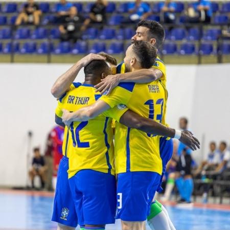 Jogadores da seleção brasileira de futsal celebram gol sobre a Bolívia, na Copa América da modalidade