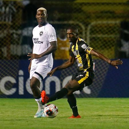 Patrick de Paula, do Botafogo, em duelo com o Volta Redonda, pelo Carioca 2023