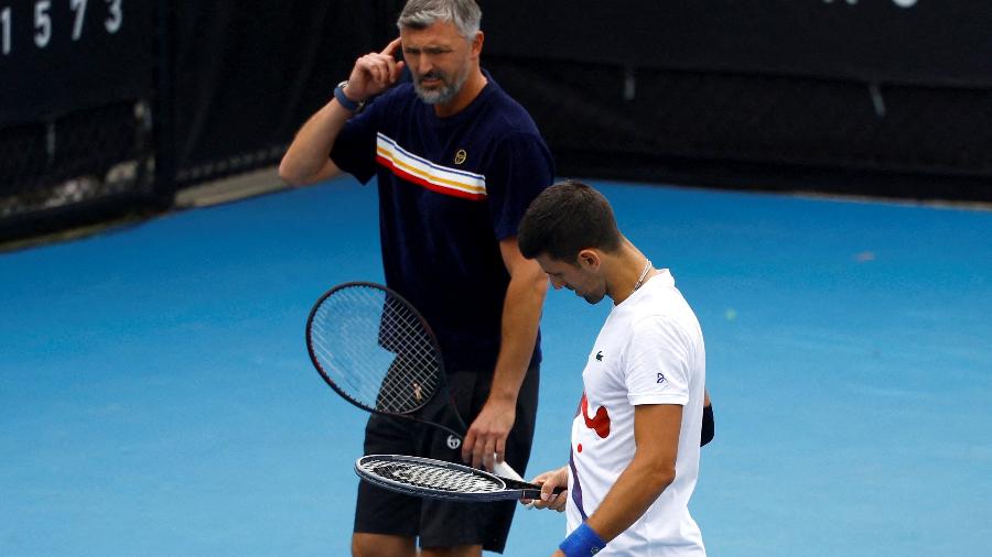 Novak Djokovic e Goran Ivanisevic durante treino no Australian Open de 2024