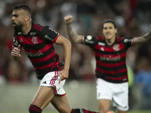 Sem Gabigol, Flamengo vence Cruzeiro e dispara na liderança do Brasileiro