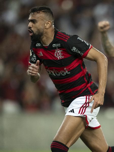 Fabrício Bruno comemora seu gol pelo Flamengo e é festejado por Pedro