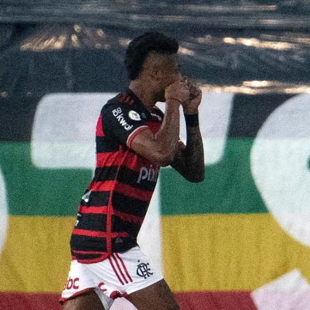 Bruno Henrique comemora fazendo o "chororô" contra o Botafogo, pelo Brasileirão