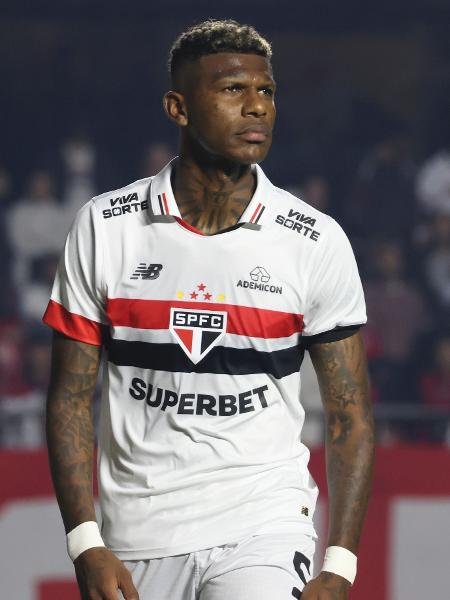 Arboleda em ação durante São Paulo x Atlético-MG, duelo da Copa do Brasil