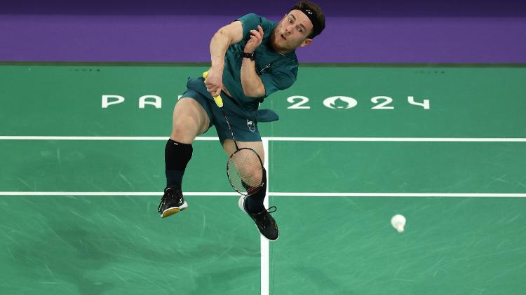 Vitor Tavares durante o jogo contra o honconguês Man Kai Chu na diaputa do bronze no badminton SH6