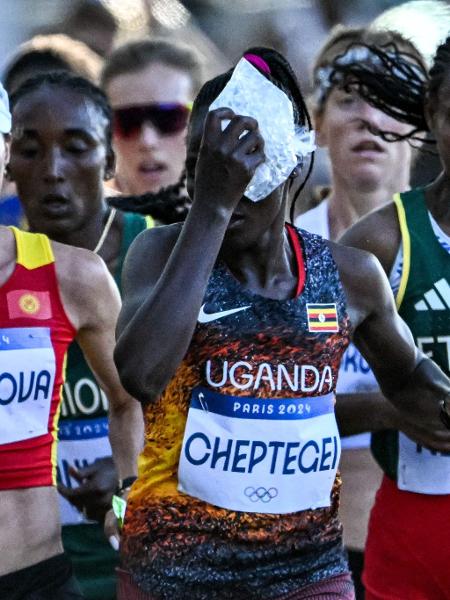 Rebecca Cheptegei, de Uganda, se refresca com gelo durante a maratona nos Jogos Olímpicos de Paris