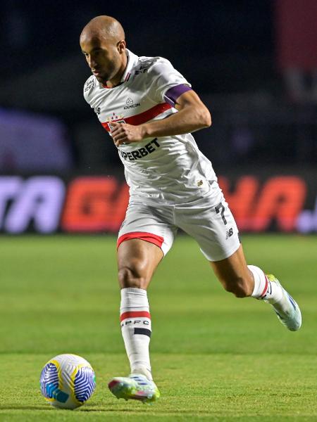 Lucas em ação durante São Paulo x Inter, duelo do Campeonato Brasileiro