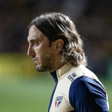 Técnico Luis Zubeldía, do São Paulo, durante jogo contra o Criciúma pelo Brasileirão