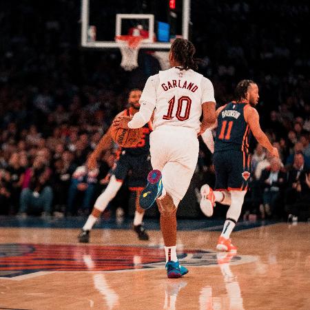 Darius Garland conduz bola em partida do Cleveland Cavaliers