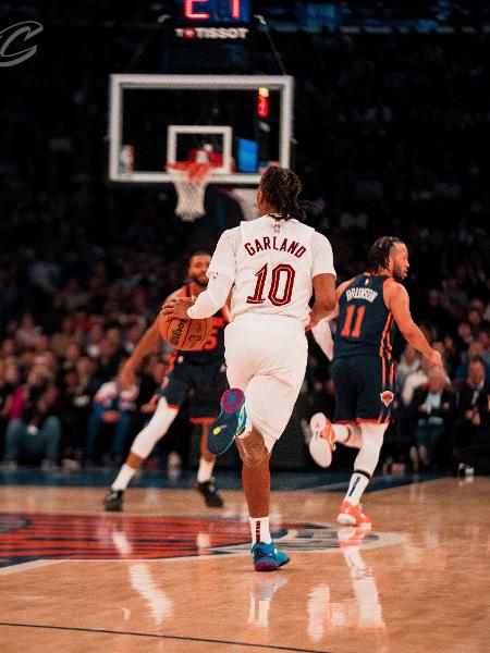 Darius Garland conduz bola em partida do Cleveland Cavaliers contra o New York Knicks