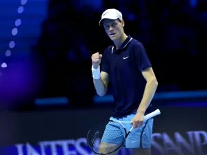 Sinner bate Fritz e se isola na ponta de grupo no ATP Finals