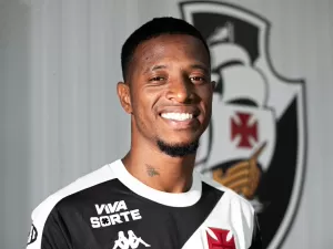 Vasco anuncia as contratações do meia Tchê Tchê e do goleiro Daniel Fuzato