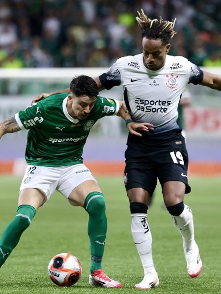 Flaco López, do Palmeiras, protege a bola, cercado por Carrillo, do Corinthians, em final do Paulistão no Allianz Parque Flaco López, do Palmeiras, protege a bola, cercado por Carrillo, do Corinthians, em final do Paulistão no Allianz Parque